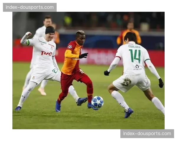 暖心一幕,摩纳哥小球童为摔倒的对方球员捡回球鞋 暖心一幕,摩纳哥小球童为摔倒的对方球员捡回球鞋