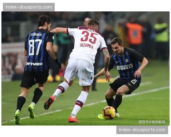 现场:博洛尼亚主场因球迷投掷烟雾弹比赛中断十分钟 现场:博洛尼亚主场因球迷投掷烟雾弹比赛中断十分钟