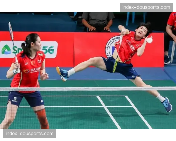 张殊贤-郑雨直落两局击败队友，会师凡尘组合确保女双金牌